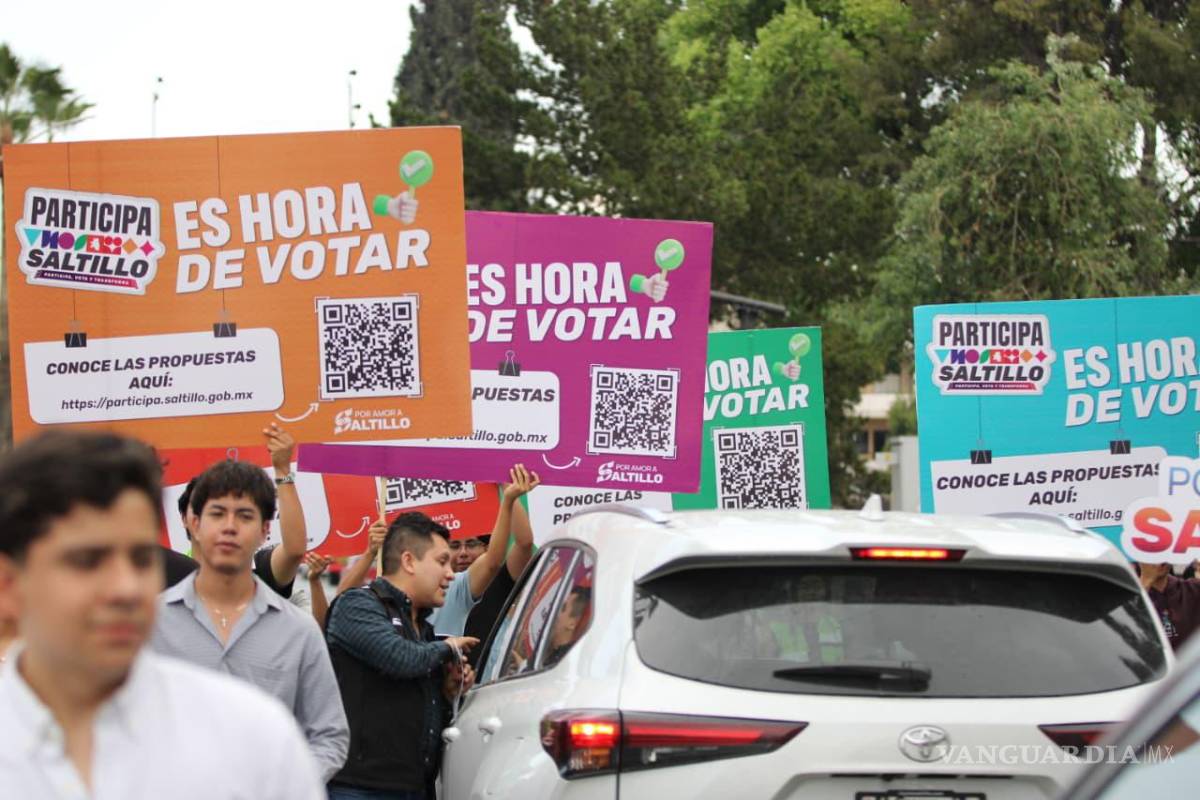 $!En el bulevar Venustiano Carranza, ciudadanos recibieron orientación para ingresar a la plataforma digital y elegir propuestas para su sector.