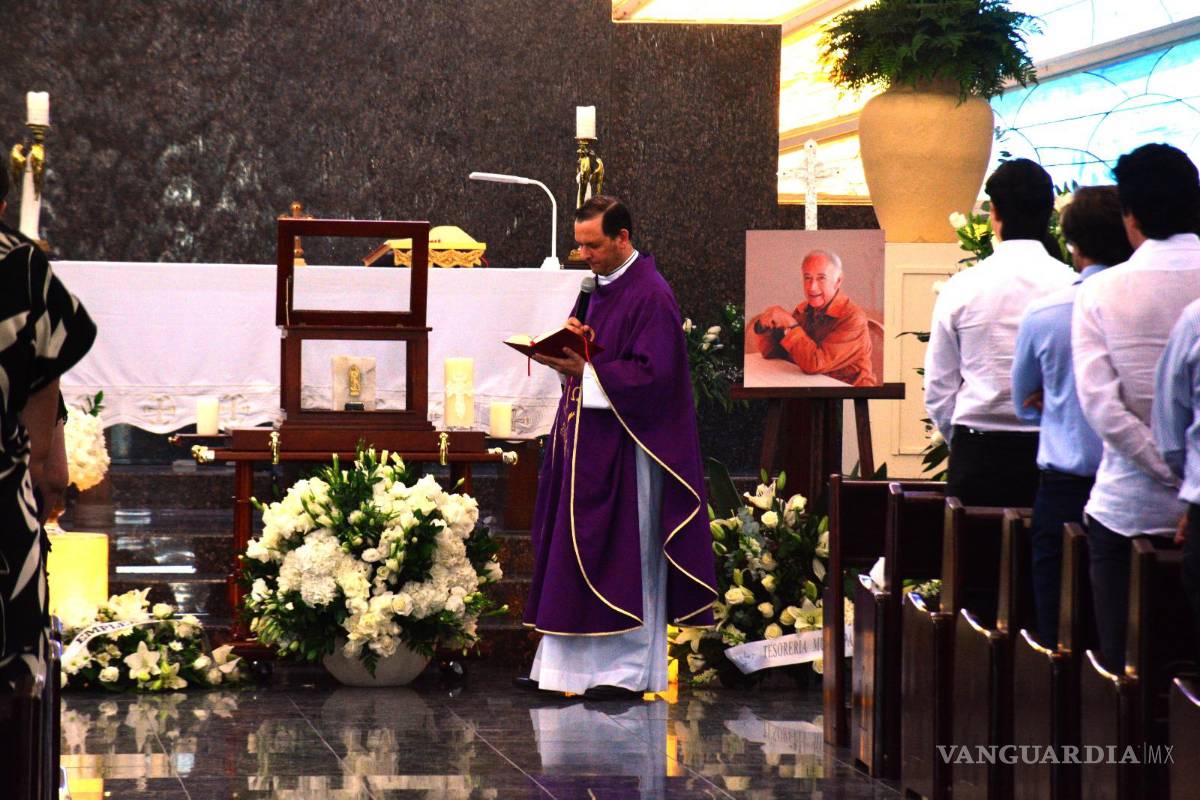 $!El padre Manuel Diego López, sobrino y ahijado de Ricardo García Guerra, ofició la misa y habló durante la homilía sobre la fe y la esperanza ante la muerte.