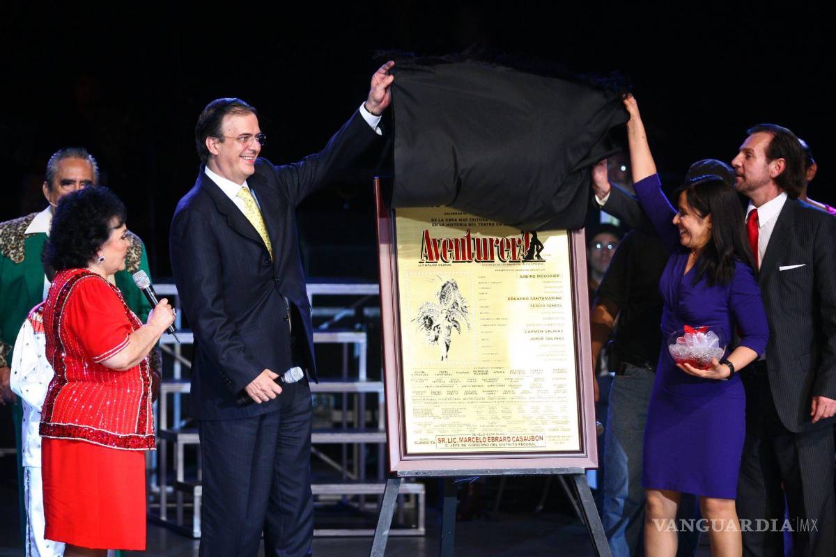 $!31 de agosto de 2010. Carmen Salinas, Marcelo Ebrard, jefe de Gobierno del DF, María Rojo y el actor Alejandro Tomasi en el 13o aniversario de Aventurera. Cuartoscuro/Isaac Esquivel