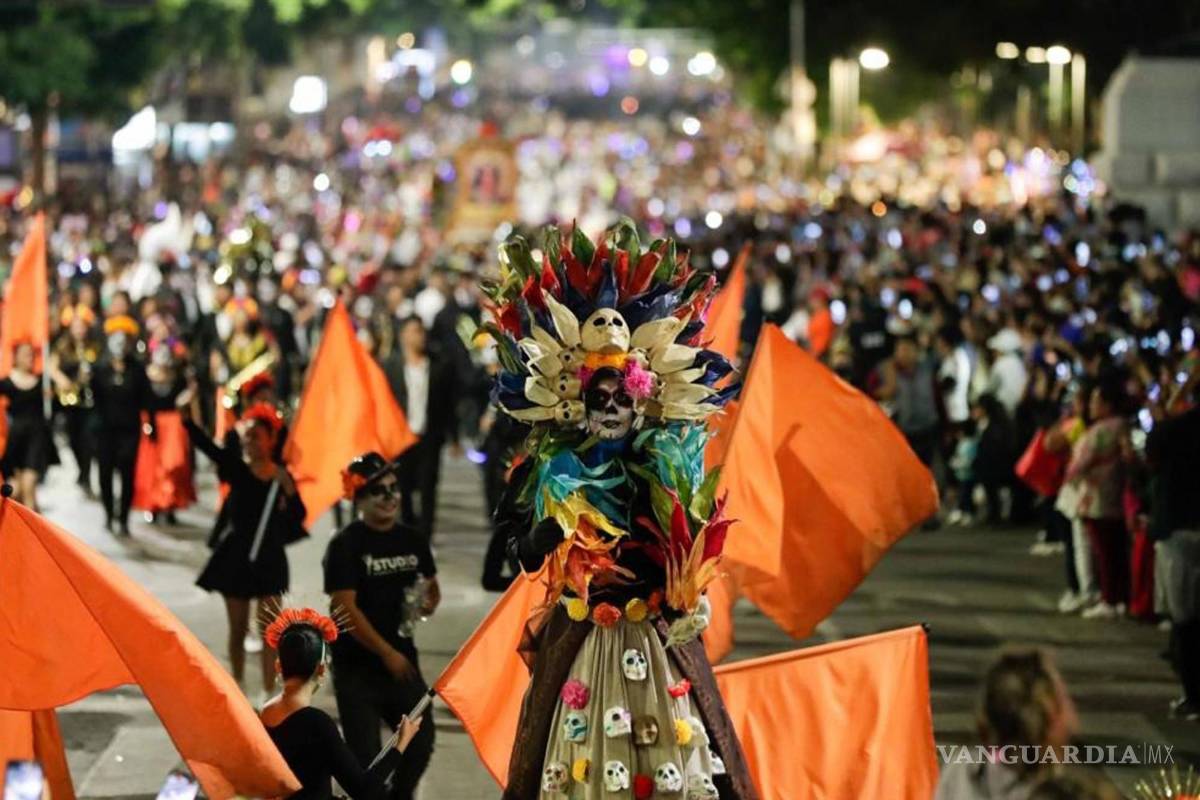 $!Aspectos de la procesión de catrinas del Ángel de la Independencia al Zócalo capitalino.
