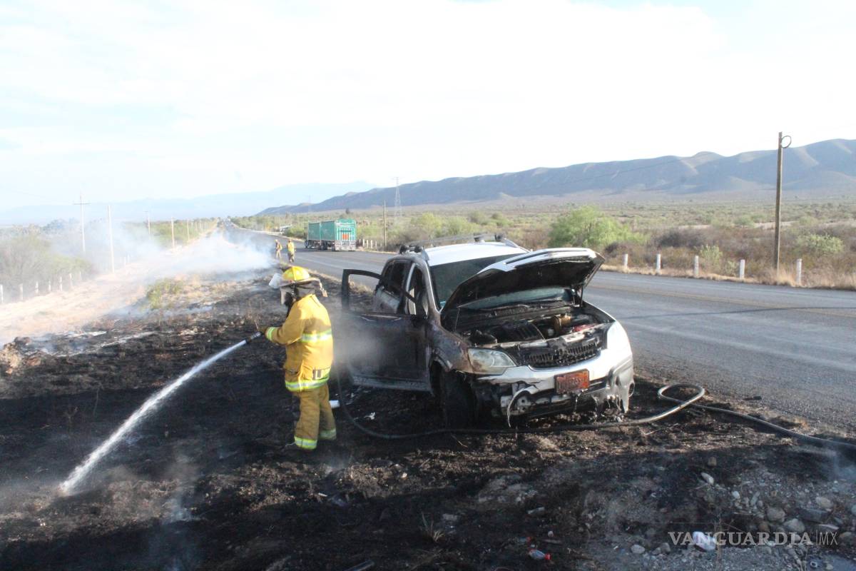 Camioneta se incendia a orilla de carretera federal; el conductor se salvó de milagro