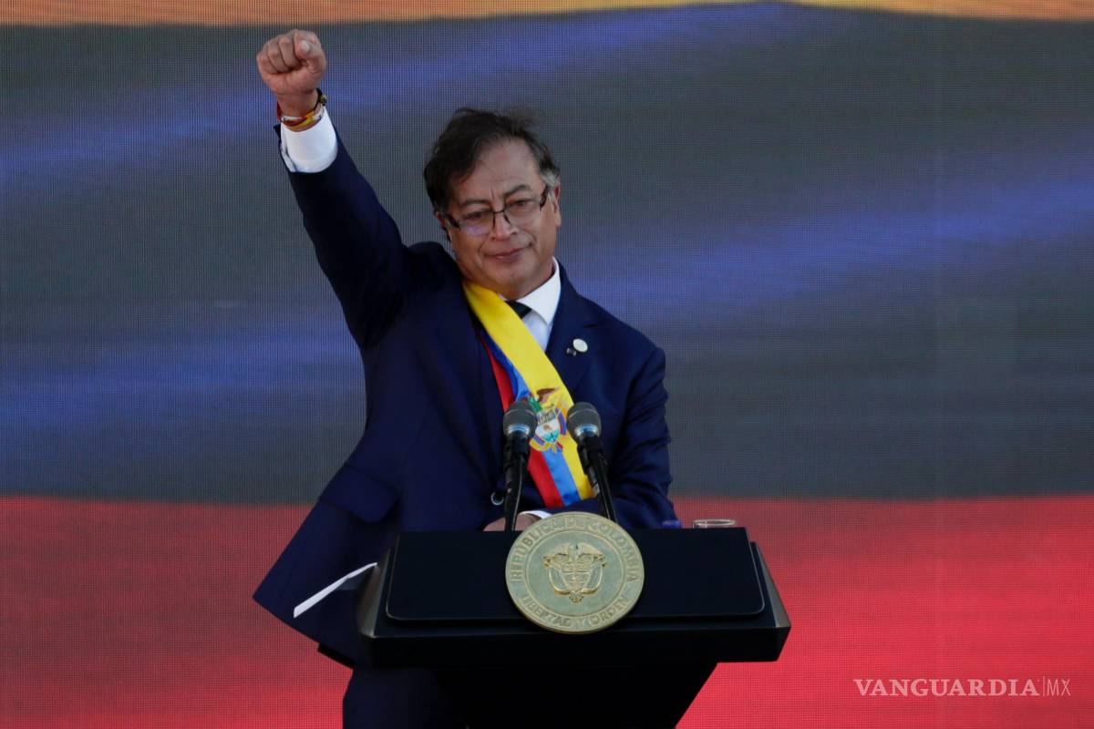 $!El presidente de Colombia, Gustavo Petro, saluda luego de pronunciar su discurso de investidura en la Plaza Bolívar de Bogotá, Colombia.