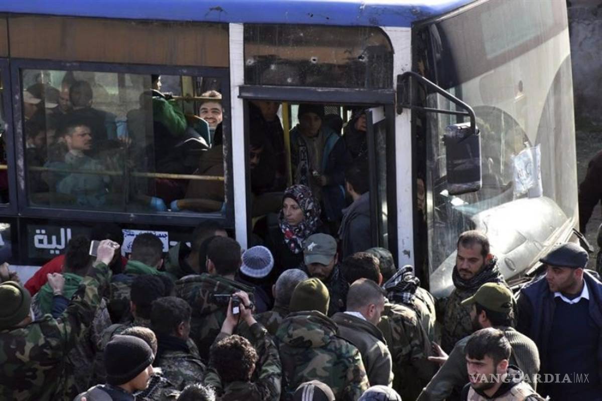 Informa la Cruz Roja que 25 mil personas fueron evacuadas de Alepo