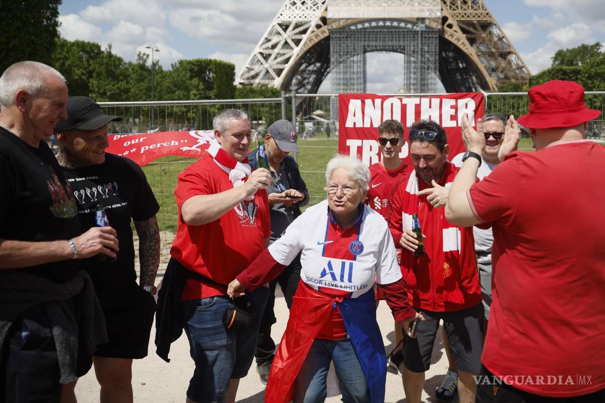 $!Aficionados del Liverpool en las inmediaciones de la Torre Eiffel en Paris antes de la final de la Liga de Campeones entre el Liverpool y el Real Madrid.
