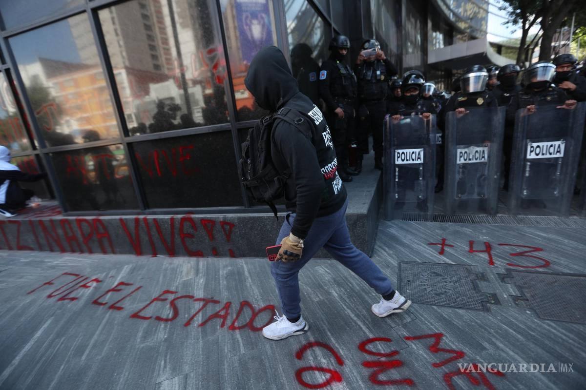 Manifestación por los 43 normalistas de Ayotzinapa termina en enfrentamiento frente a FGR