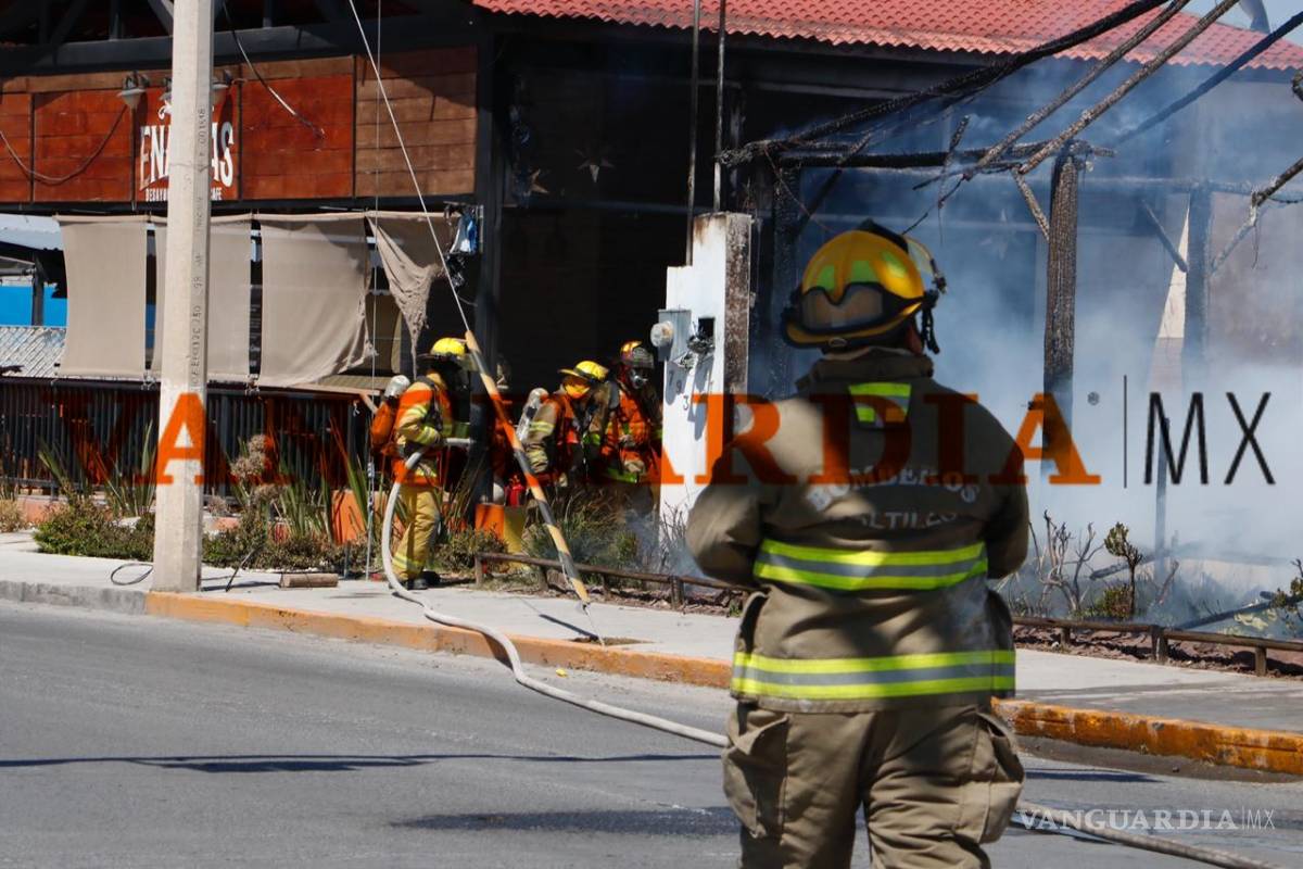 $!Cortocircuito provoca un gran incendio que reduce a cenizas a restaurante en Saltillo; ya se les había advertido del desperfecto