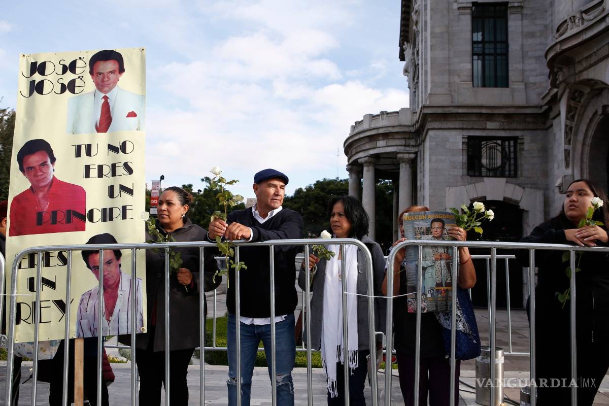 $!FOTOGALERÍA: Palacio de Bellas Artes rinde tributo al príncipe de la canción José José