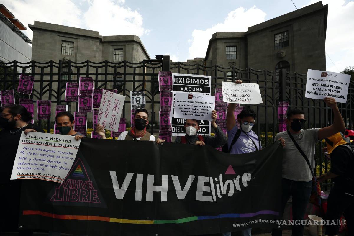 $!Un grupo de personas se manifiestan para exigir vacunas contra la viruela símica afuera de la Secretaria de Salud en Ciudad de México (México).