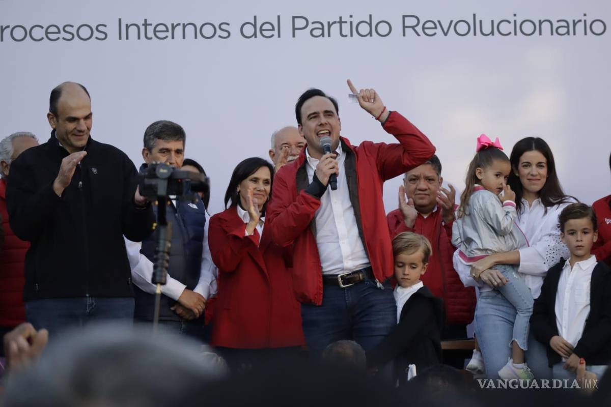 $!Tras la entrega Melchor Sánchez de la Fuente, presidente de la comisión estatal de procesos internos, recibió la carpeta y aprobó dichos documentos convirtiendo a Manolo Jiménez en el pre candidato por el PRI a la gubernatura.