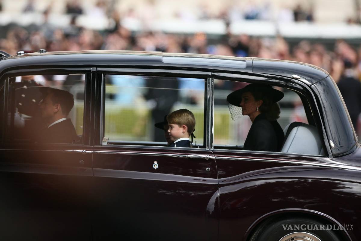 $!El príncipe Jorge (c) y Catalina, princesa de Gales (d) siguen el ataúd de la reina Isabel II que estransportado de la Abadía de Westminster al Castillo de Windsor.