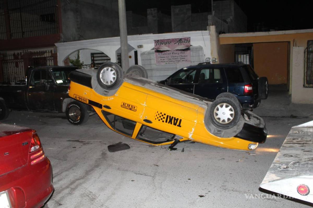 $!Al interior del auto se encontraron botellas de cerveza.