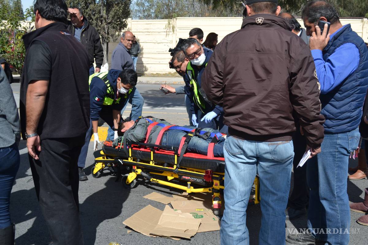 Sufre fractura de tobillo; se cruza al paso de auto