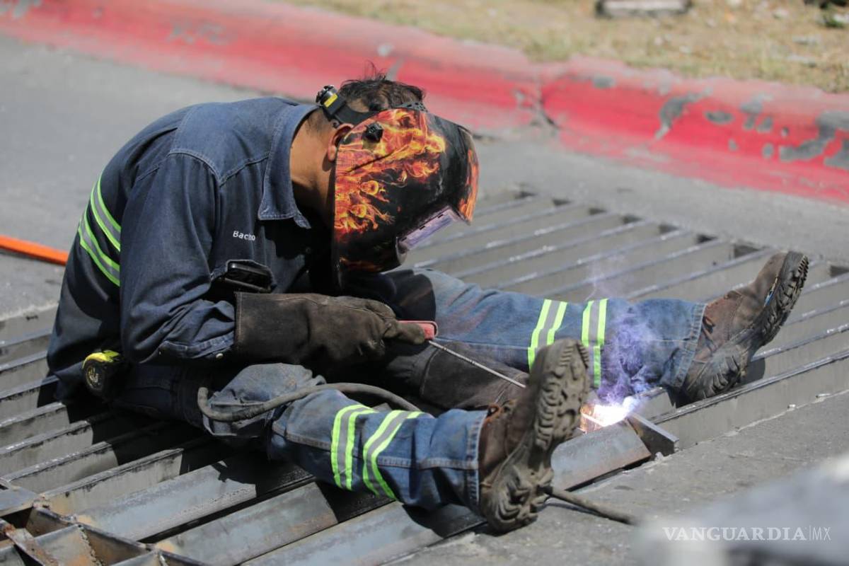 $!Personal de Municipio lleva a cabo trabajos de pavimentación en vialidades afectadas.