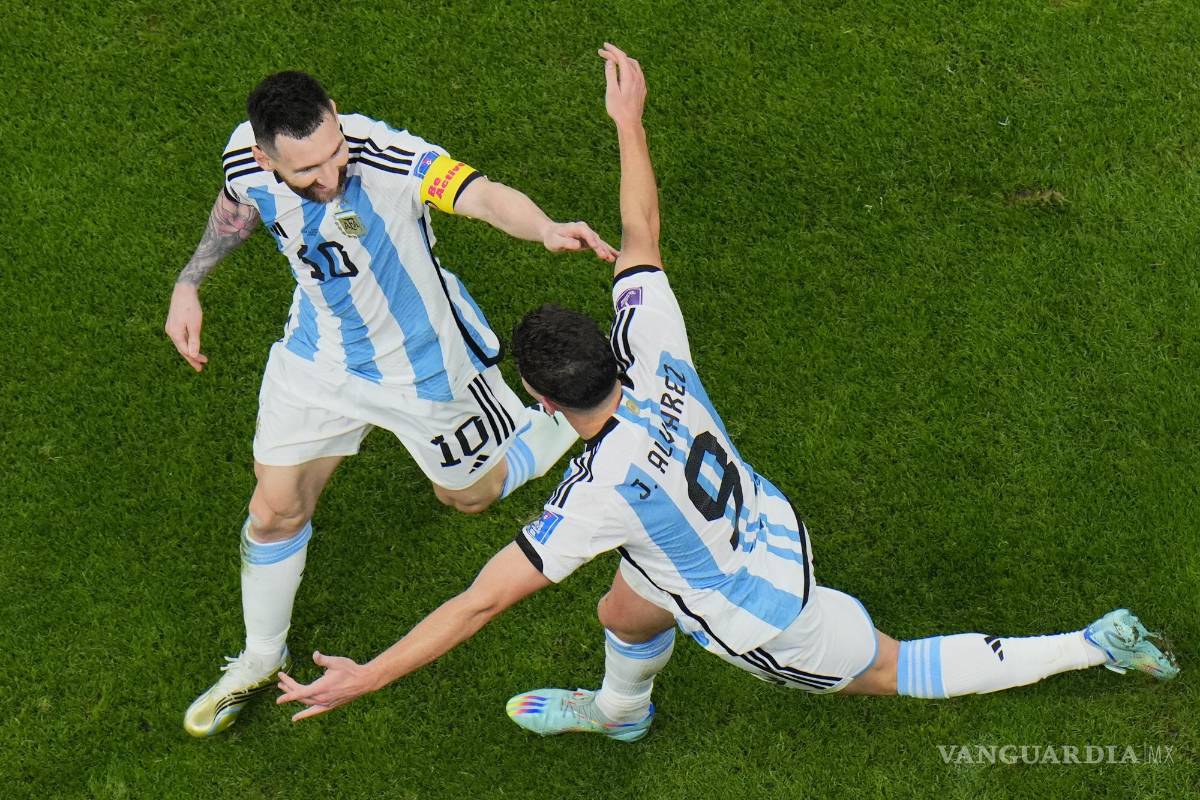 $!Lionel Messi (izquierda) y Julián Álvarez celebran luego que Álvarez anotó el segundo gol de Argentina en la victoria 3-0 ante Croacia en Lusail, Qatar.