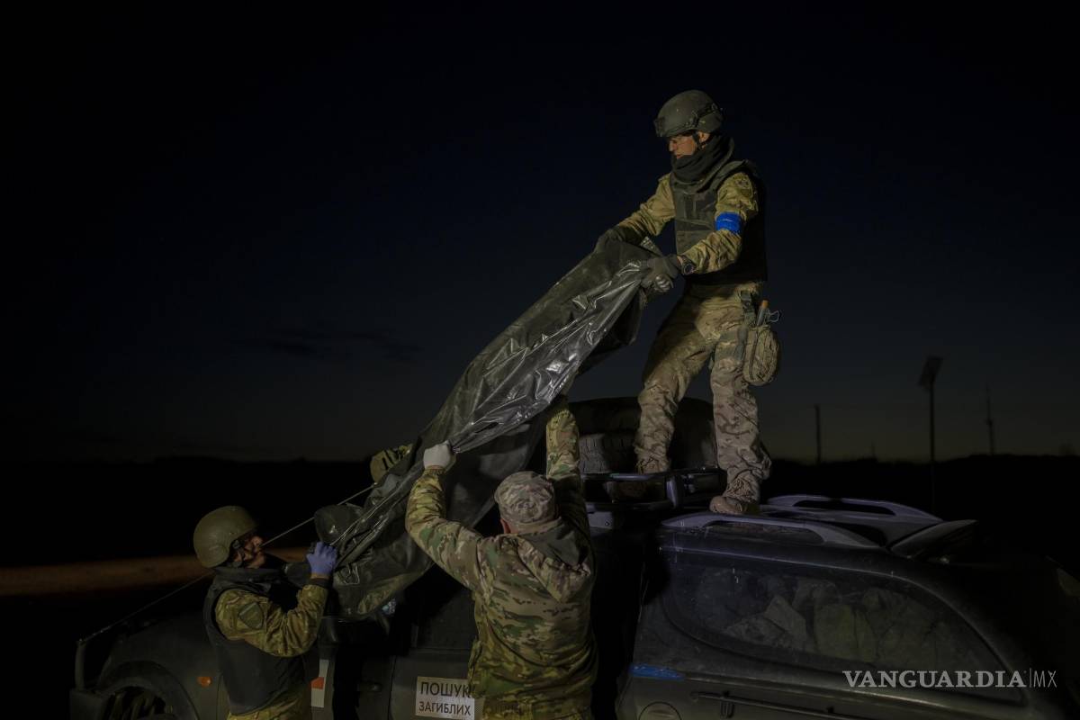 Saldo real de la guerra en Ucrania se mide en cadáveres. Un hombre los lleva a casa, uno por uno