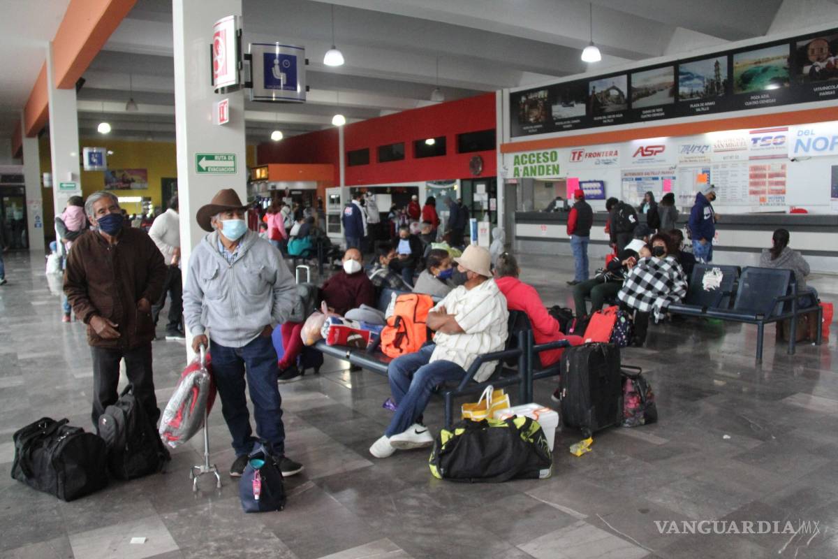 Viajeros buscan alternativas ante saturación de autobuses en Saltillo