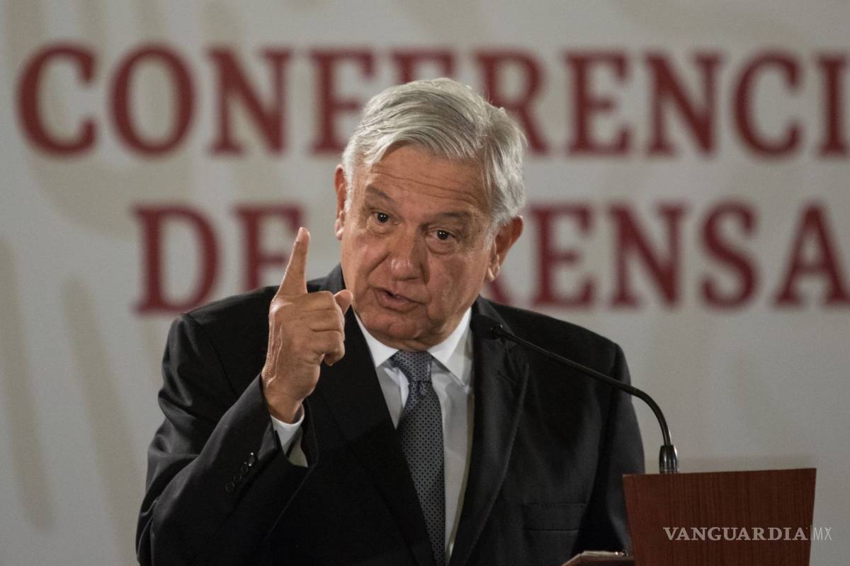 AMLO se lanza contra Reforma por supuesta campaña contra López-Gatell