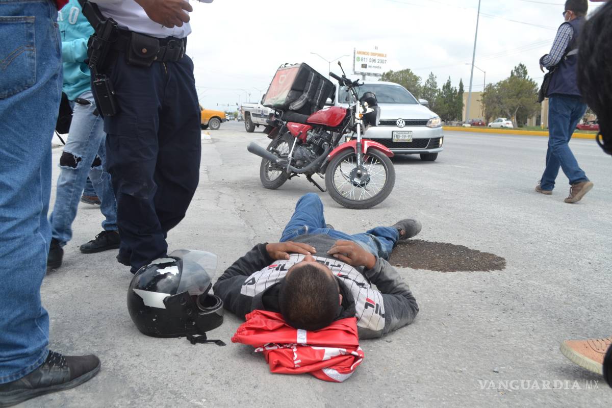 Al cerrarle el paso, ‘tiran’ a repartidor de comida