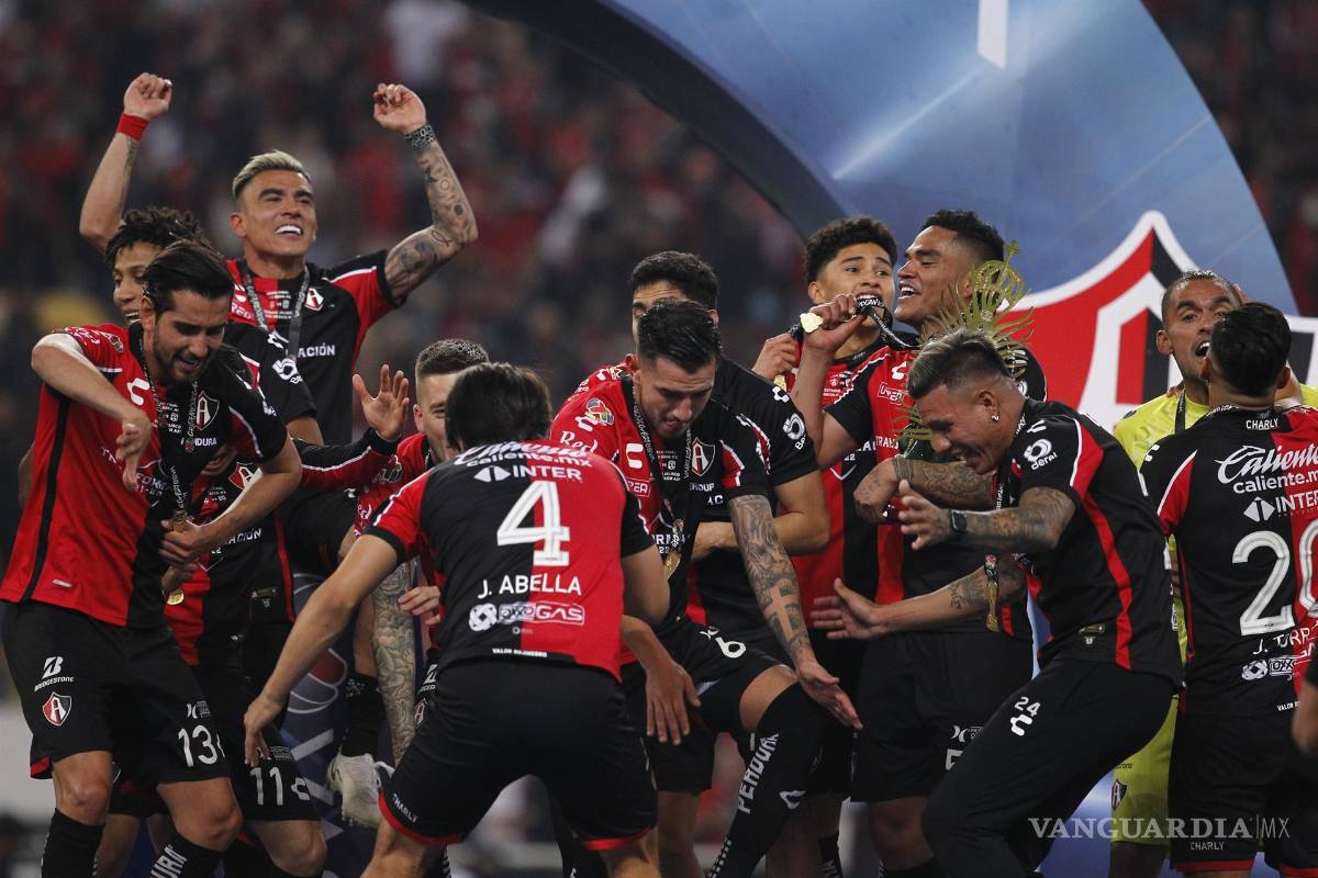 $!Jugadores de Atlas celebran luego de que el equipo se coronara campeón del Torneo Apertura 2021 del fútbol mexicano tras vencer a León. EFE/Francisco Guasco