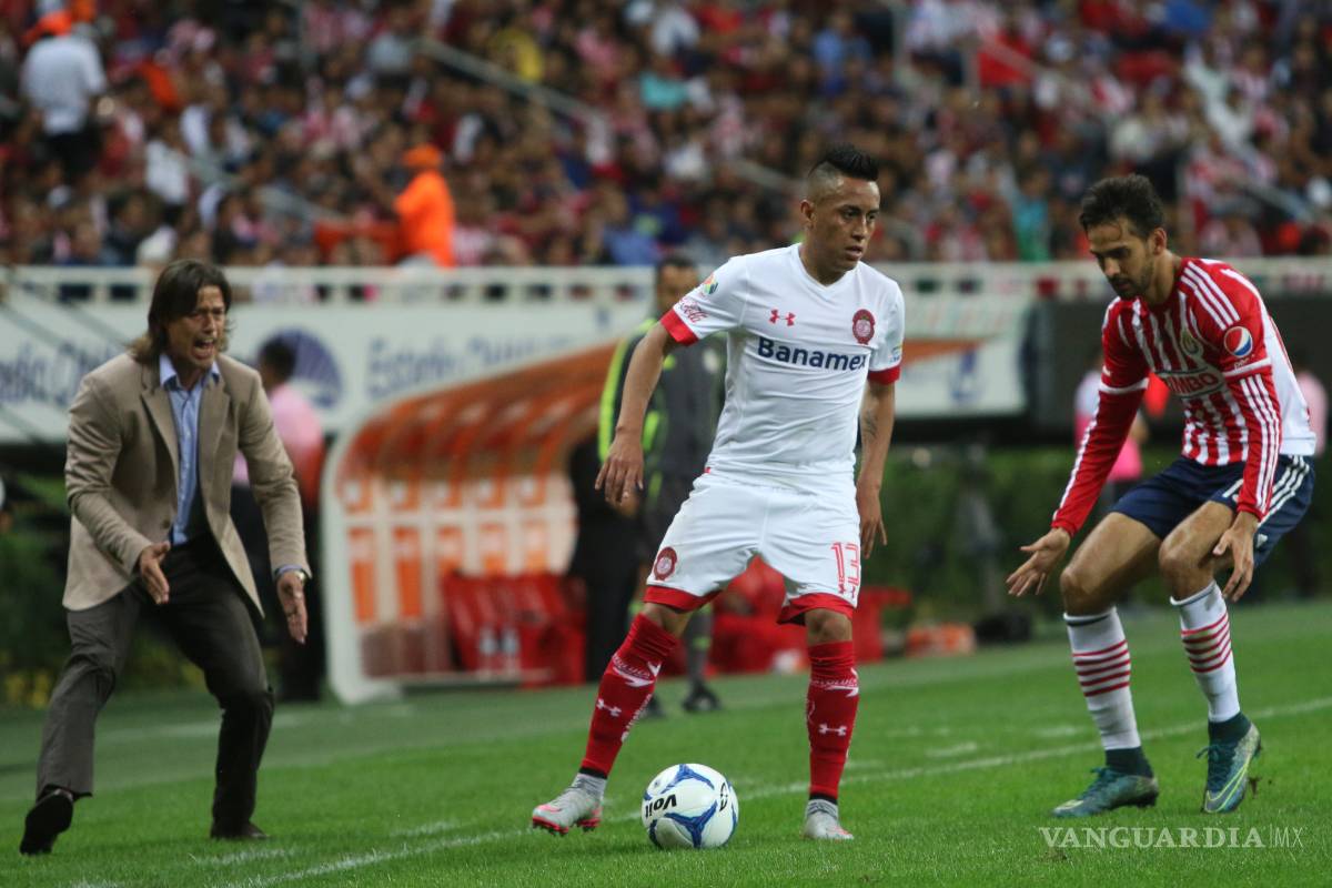 Exjugador del Toluca apareció borracho y orinando en un aeropuerto