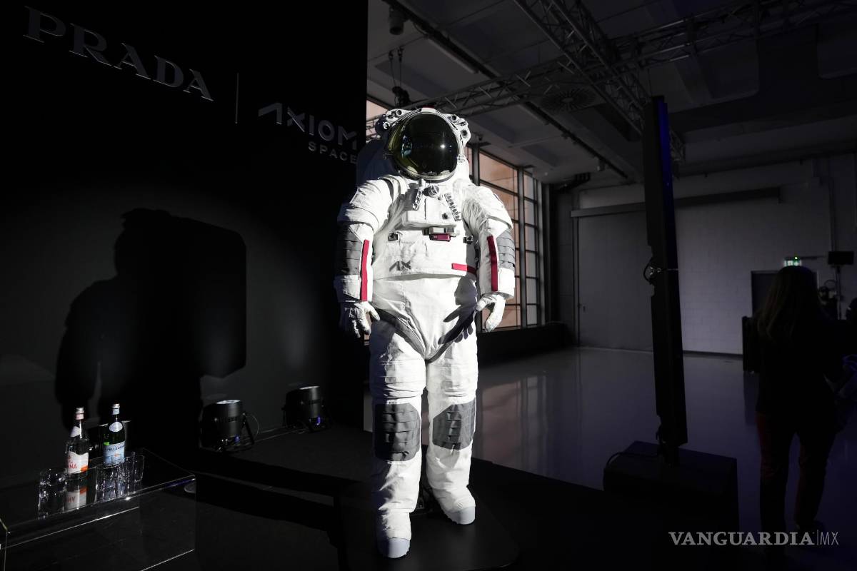 $!Axiom Space presentó su traje espacial codiseñado con Prada, que la NASA utilizará a partir de 2026, durante una conferencia de prensa en Milán, Italia.
