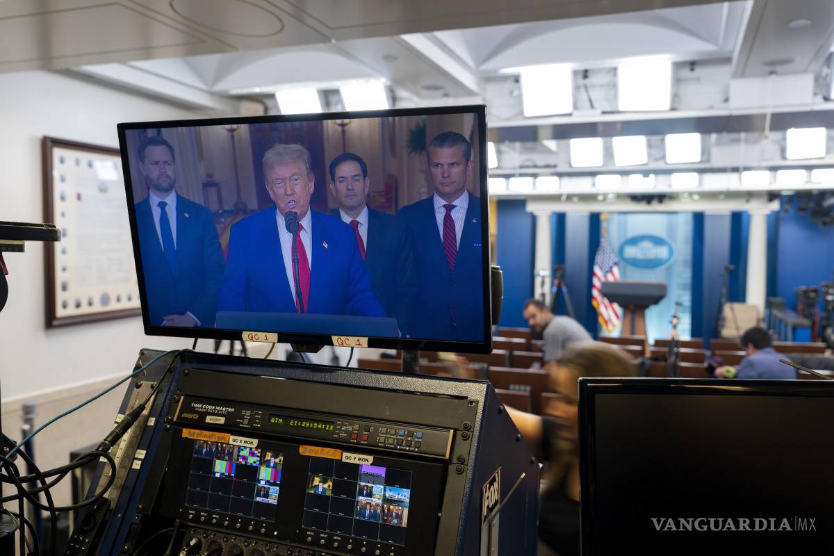 $!El presidente Donald Trump habla desde la Sala Este de la Casa Blanca, como se ve en un monitor de televisión en la Sala de Prensa James Brady, en Washington.