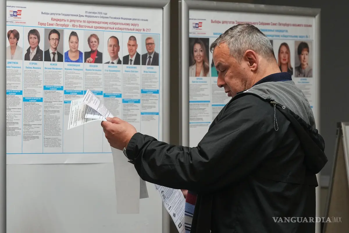 $!Un votante observa sus papeletas durante las elecciones parlamentarias en San Petersburgo, Rusia, el viernes 18 de septiembre de 2026.