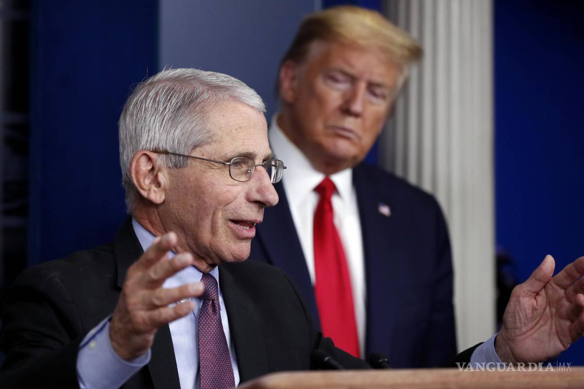 $!El presidente Donald Trump observa al Dr. Anthony Fauci habla sobre el COVID-19 en la Casa Blanca el 22 de abril de 2020.