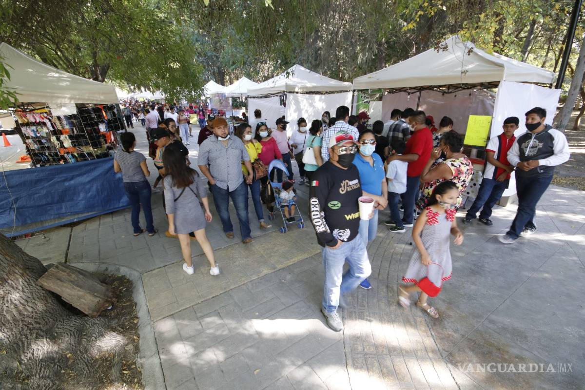 Reactivan mercado de Arteaga entre caos vial y aglomeraciones de clientes