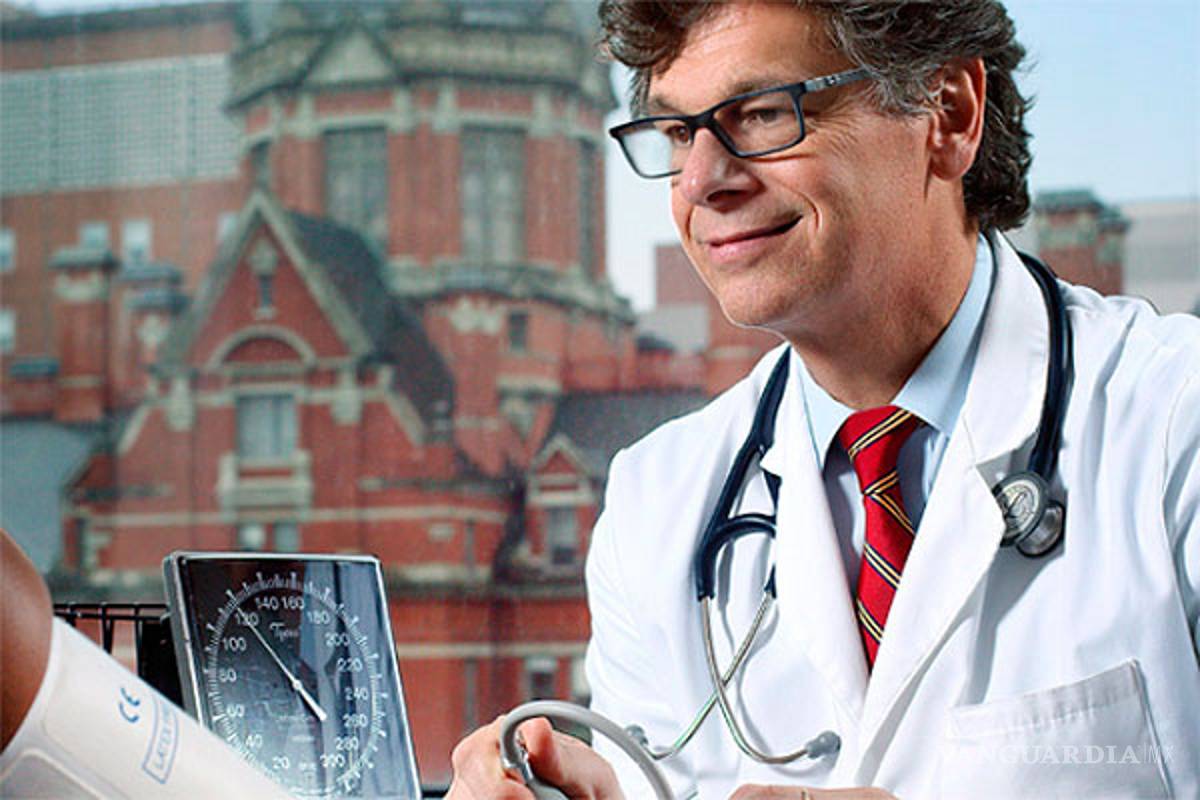 Vacuna contra Covid-19 no acabará con la pandemia por sí sola: Universidad Johns Hopkins