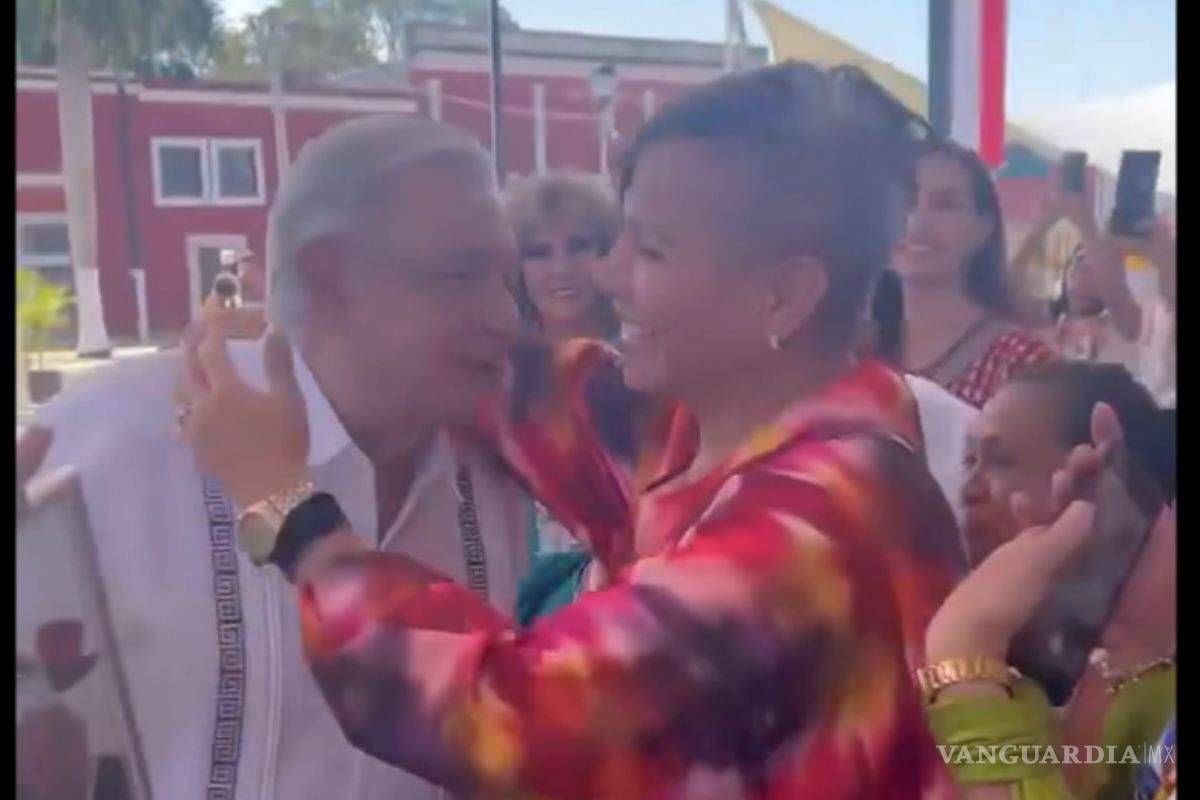 El señor vestido de presidente: el beso de AMLO con la diputada trans