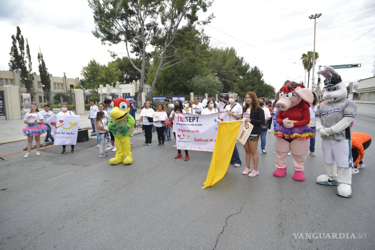 $!Fueron alrededor de 50 personas quienes se unieron a la caminata con banderas y mensajes de aliento para “abrazar la vida”.