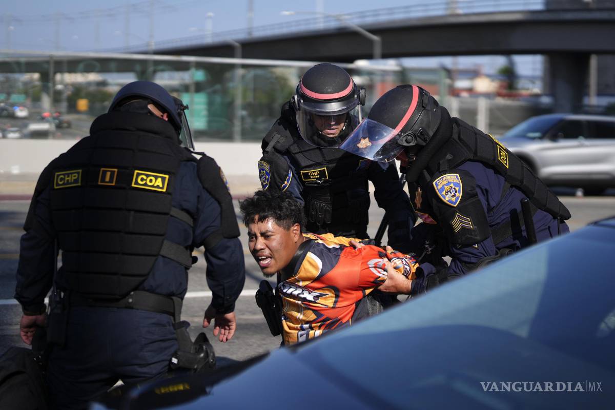 $!Un manifestante es arrestado por la Patrulla de Carreteras de California cerca del edificio federal en el centro de Los Ángeles.