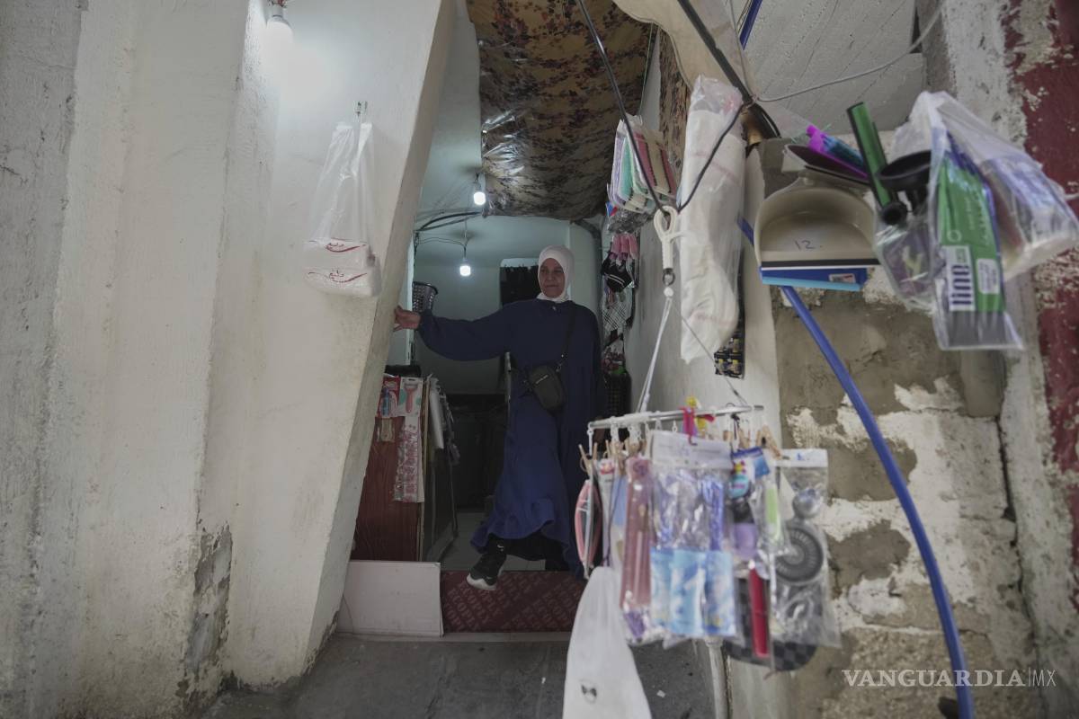 $!Ibtisam Salem, una refugiada palestina de 51 años madre soltera, en la entrada de su casa en el campo de refugiados de Mar Elias, en Beirut, Líbano.