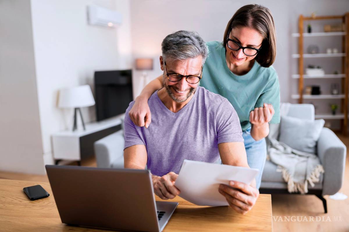 $!Pareja festeja el haber alcanzado su libertada financiera.