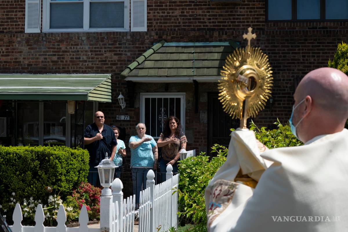 $!Cómo un pastor de Queens atiende a sus feligreses a una distancia de 1,80 metros