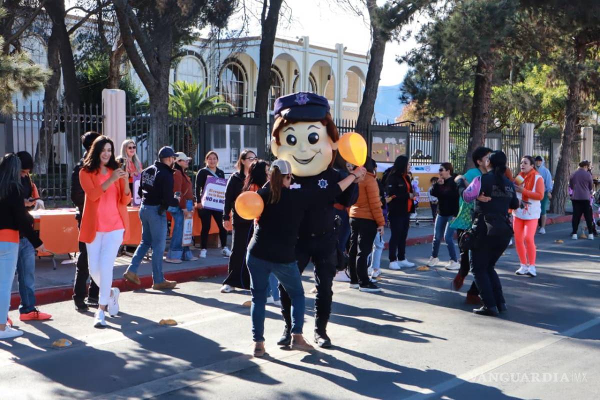 $!La jornada del Día Naranja se realizó frente al Ateneo Fuente, donde se desarrollaron dinámicas de sensibilización dirigidas a personas de todas las edades.