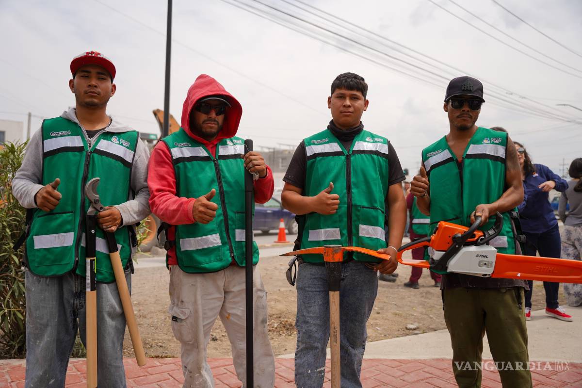 $!Cuadrillas municipales realizan labores de limpieza en colonias y vialidades.