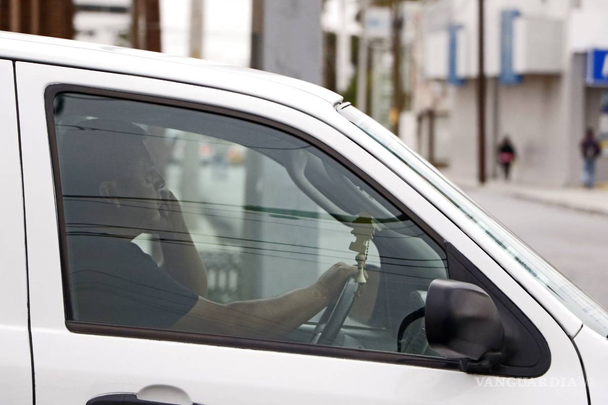 Saltillenses se aferran a uso del celular al manejar; multa cuesta 2 mil 418 pesos