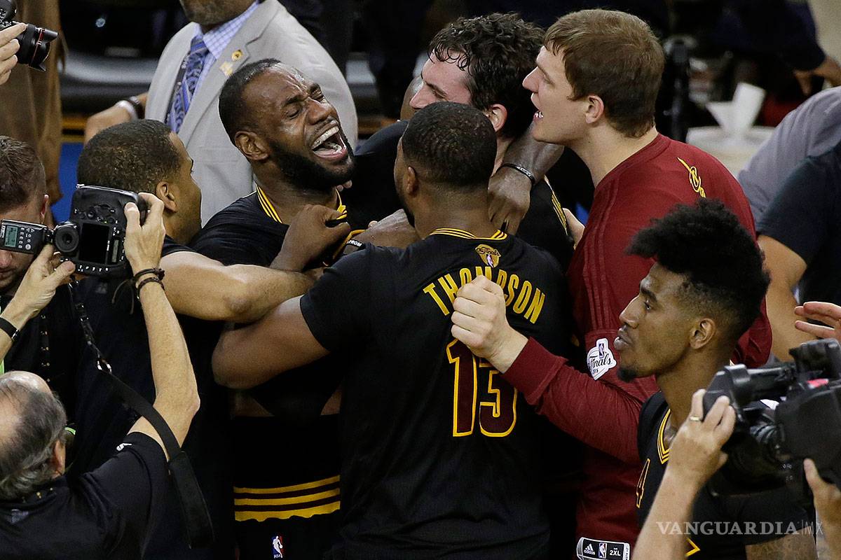 $!"Hicimos historia y el trofeo va a casa": LeBron cumple su promesa a Cleveland
