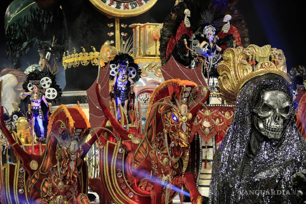 $!Zombis, musas griegas y un barco negrero cautivan al sambódromo de Sao Paulo