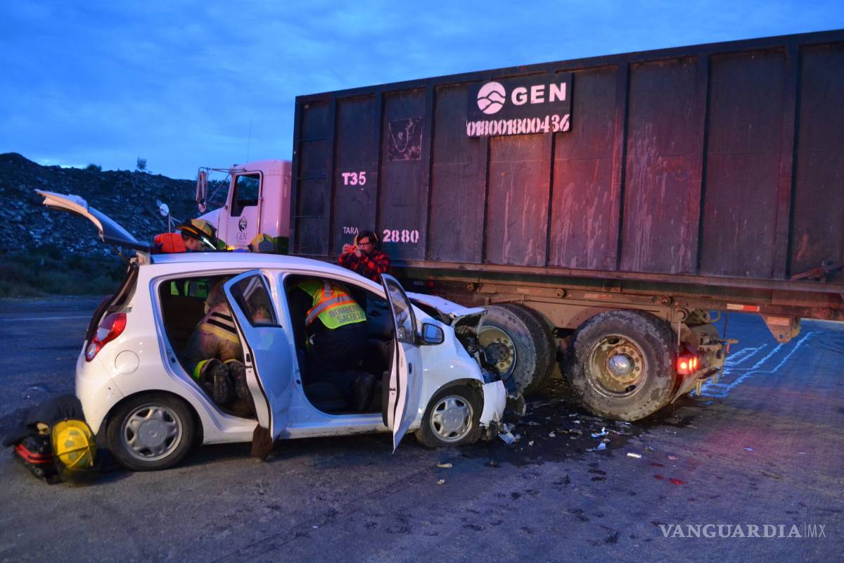 Joven conductor se estrella contra camión que se le atravesó en la carretera a Torreón