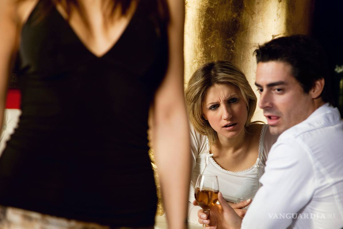 9 señales de que tu hombre está FANTASEANDO con otra mujer