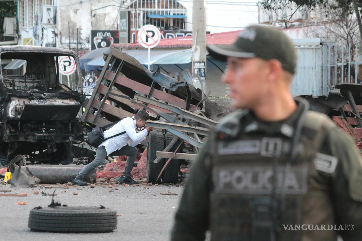 $!AME5020. CÚCUTA (COLOMBIA), 01/08/2026.- Policías inspeccionan el lugar donde ocurrió un atentado terrorista este sábado, en Cúcuta (Colombia). Al menos ocho policías y otras tres personas resultaron heridas por la explosión de un vehículo bomba cerca del comando de la Policía del Departamento de Norte de Santander, en la ciudad colombiana de Cúcuta, fronteriza con Venezuela, que fue seguida de otras detonaciones. EFE/ Mario Caicedo