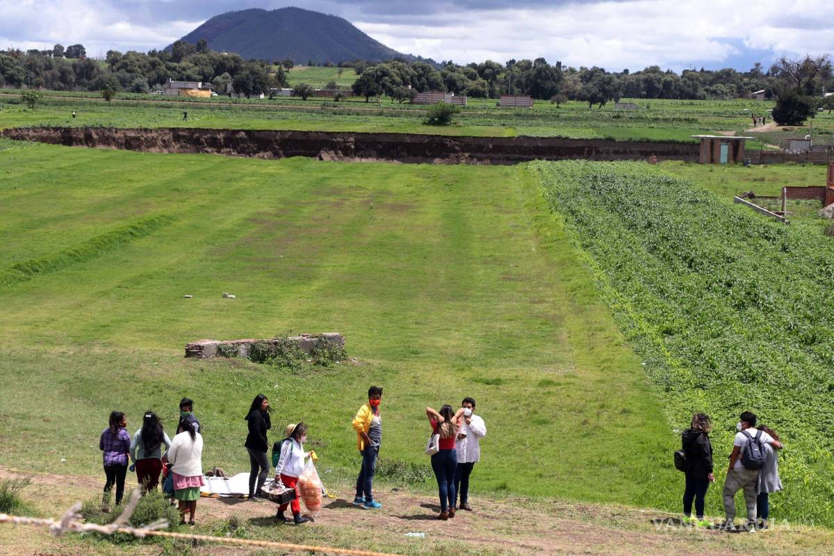 Pese a riesgo, socavón se convierte en zona turística