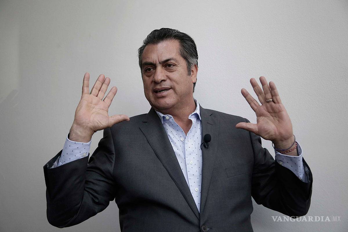 Hasta en la Final Regia 'El Bronco' aprovechó para recabar firmas