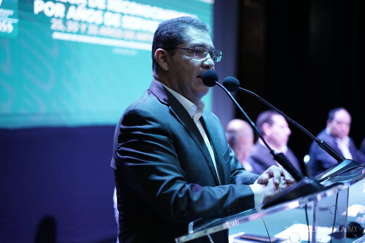 $!Autoridades del IMSS en el estado iniciaron la jornada de celebración con una sesión solemne encabezada por el doctor José Valeriano Ibáñez.