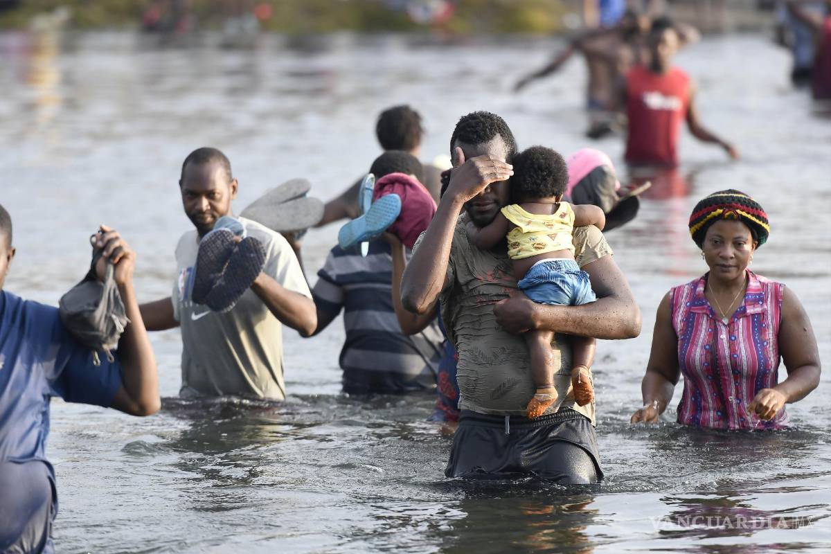 $!Cientos de migrantes haitianos continúan cruzando en ambos sentidos la frontera entre México y Estados Unidos, muy cerca del puente internacional en Cd Acuña.