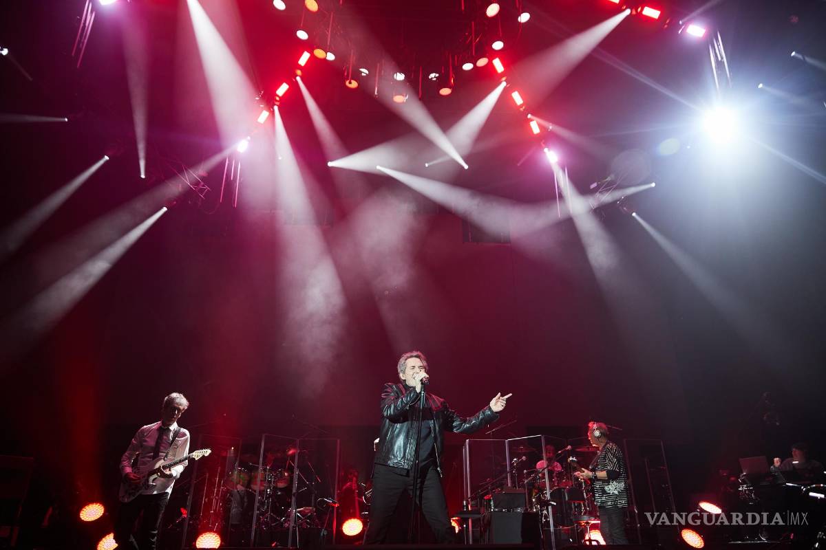 $!Miguel Rios durante su actuació en el Wizink Center de Madrid, presentando su espectáculo 40 aniversario Rock &amp; Rios.EFE/Miguel Osés