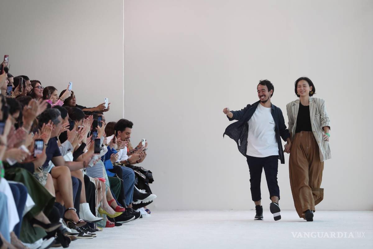 $!El mexicano Armando Takeda (i), participa en la pasarela en el tercer día de actividades del Mercedes-Benz Fashion Week, en Ciudad de México.